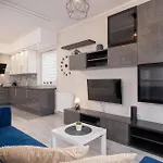 Ground Floor With Garden And Free Garage In By Renters *