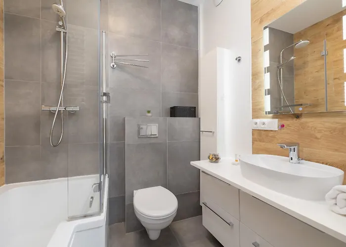 Ground Floor With Garden And Free Garage In By Renters Apartmán *